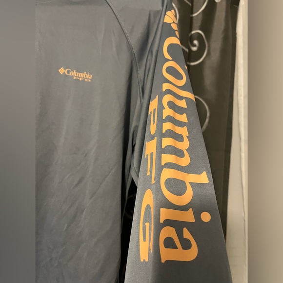 Ladies Columbia shirt - Picture 2 of 3